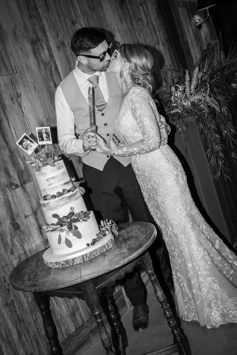Silchester Farm wedding cake cutting