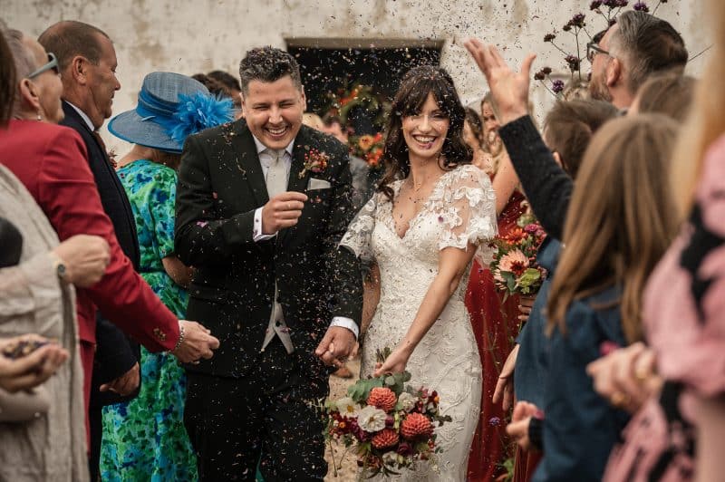 Tips for perfect wedding confetti photos
